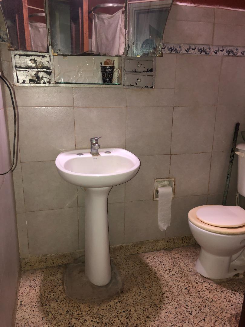 Foto de Casa a refaccionar inmejorable ubicación con amplio terreno, imagen 2