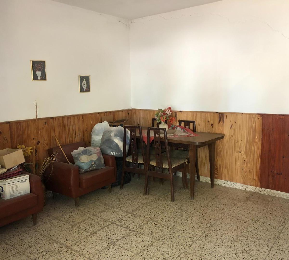 Foto de Casa a refaccionar inmejorable ubicación con amplio terreno, imagen 3