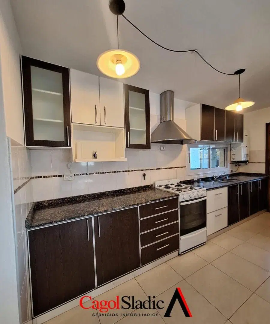 Casa en alquiler de 3 dormitorios en Estanzuela, La Calera | Patio, galería y asador 2