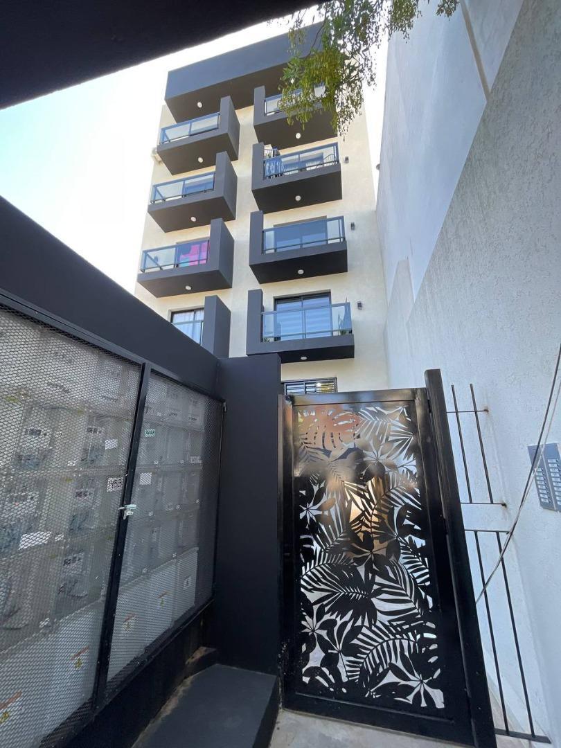 Venta Departamento 3 Ambientes con Balcón y Cochera Moron 4
