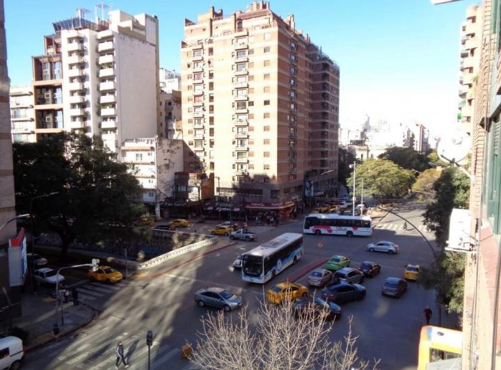 Centro - Departamento Externo Monoambiente, Amplio y Luminoso con Cocina Separada y Excelente Vista. 2