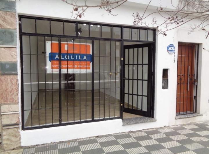 Barrio Zumarán - Local Comercial Externo, Amplio y Luminoso con Vidriera a la Calle, Rejas y Baño. A 3