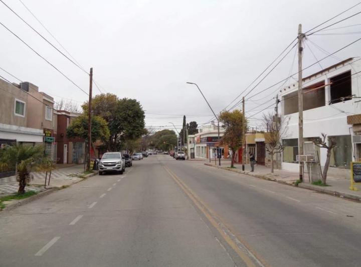 Barrio Zumarán - Local Comercial Externo, Amplio y Luminoso con Vidriera a la Calle, Rejas y Baño. A 2