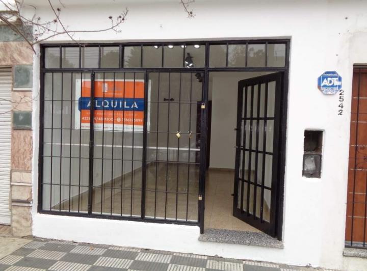 Barrio Zumarán - Local Comercial Externo, Amplio y Luminoso con Vidriera a la Calle, Rejas y Baño. A 5