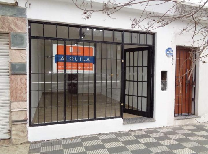 Barrio Zumarán - Local Comercial Externo, Amplio y Luminoso con Vidriera a la Calle, Rejas y Baño. A 1