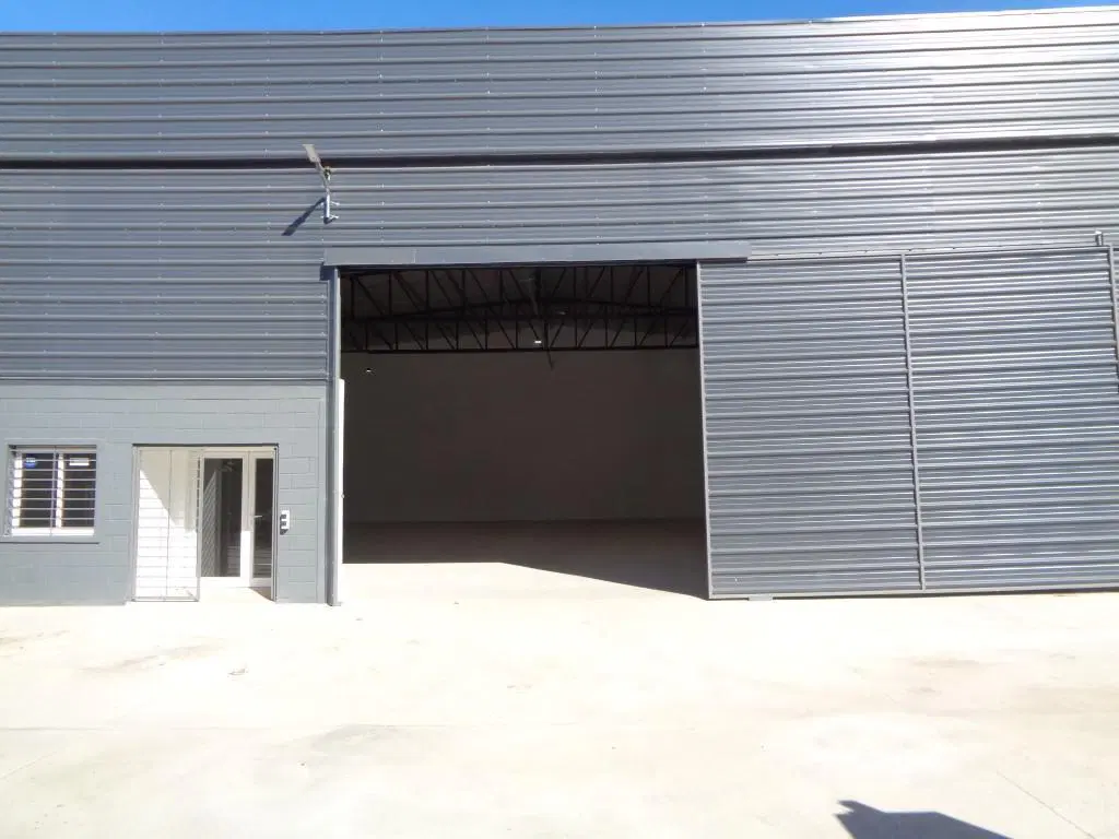 Barrio Los Boulevares - Excelente Galpón Depósito, Nuevo a Estrenar de 542 m2 Cubiertos, Amplio con 2