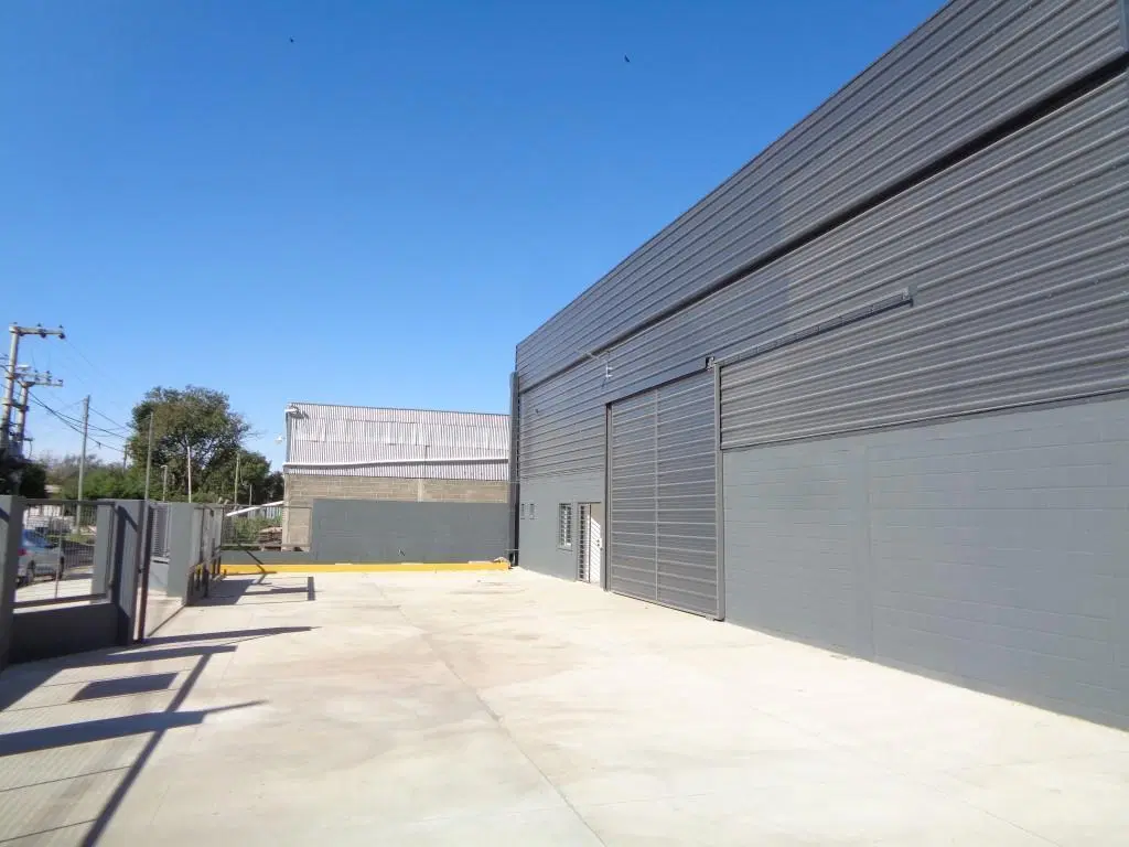 Barrio Los Boulevares - Excelente Galpón Depósito, Nuevo a Estrenar de 542 m2 Cubiertos, Amplio con 4