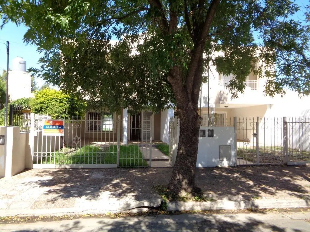Barrio Ampliación Claret - Excelente Casa de 3 Dormitorios, 1 en Suitte con Vestidor, Amplia con Coc 5