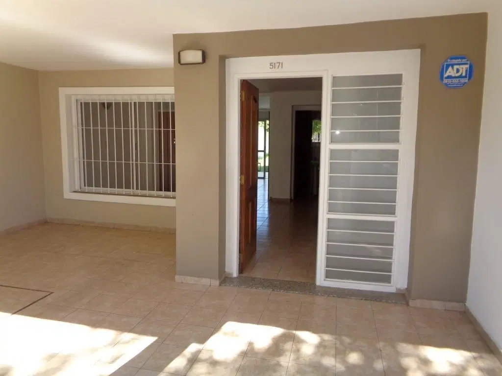 Barrio Ampliación Claret - Excelente Casa de 3 Dormitorios, 1 en Suitte con Vestidor, Amplia con Coc 4