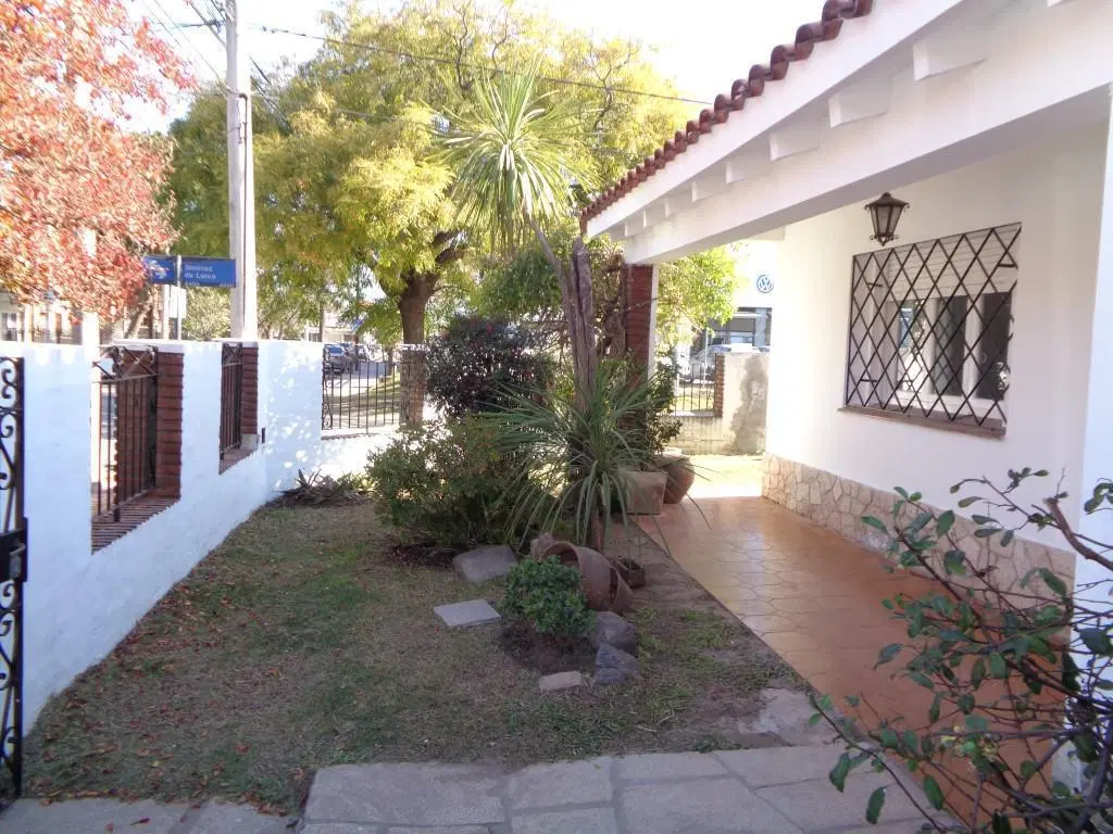 Barrio Villa Centenario - Casa de 2 Dormitorios, Amplia y Luminosa con Garaje Doble, Cocina Comedor, 1