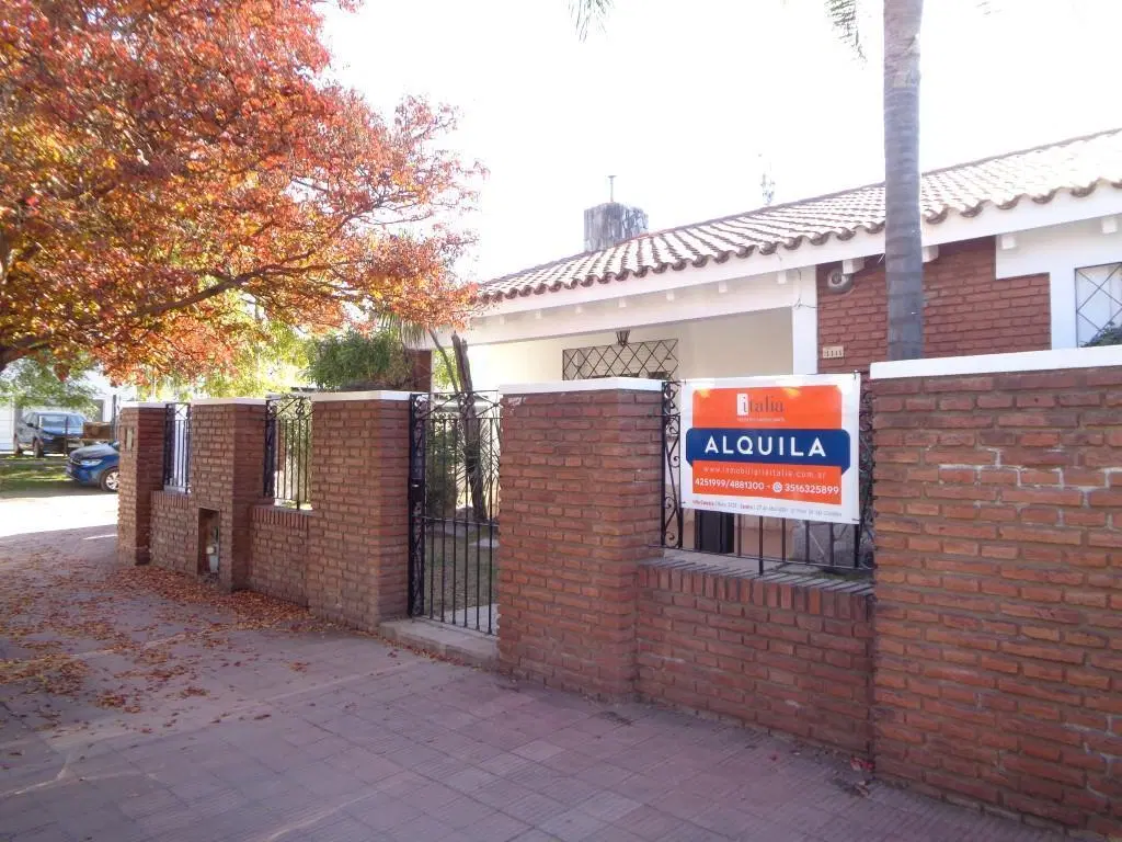 Barrio Villa Centenario - Casa de 2 Dormitorios, Amplia y Luminosa con Garaje Doble, Cocina Comedor, 2