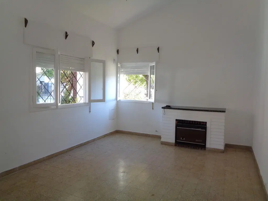 Barrio Villa Centenario - Casa de 2 Dormitorios, Amplia y Luminosa con Garaje Doble, Cocina Comedor, 4