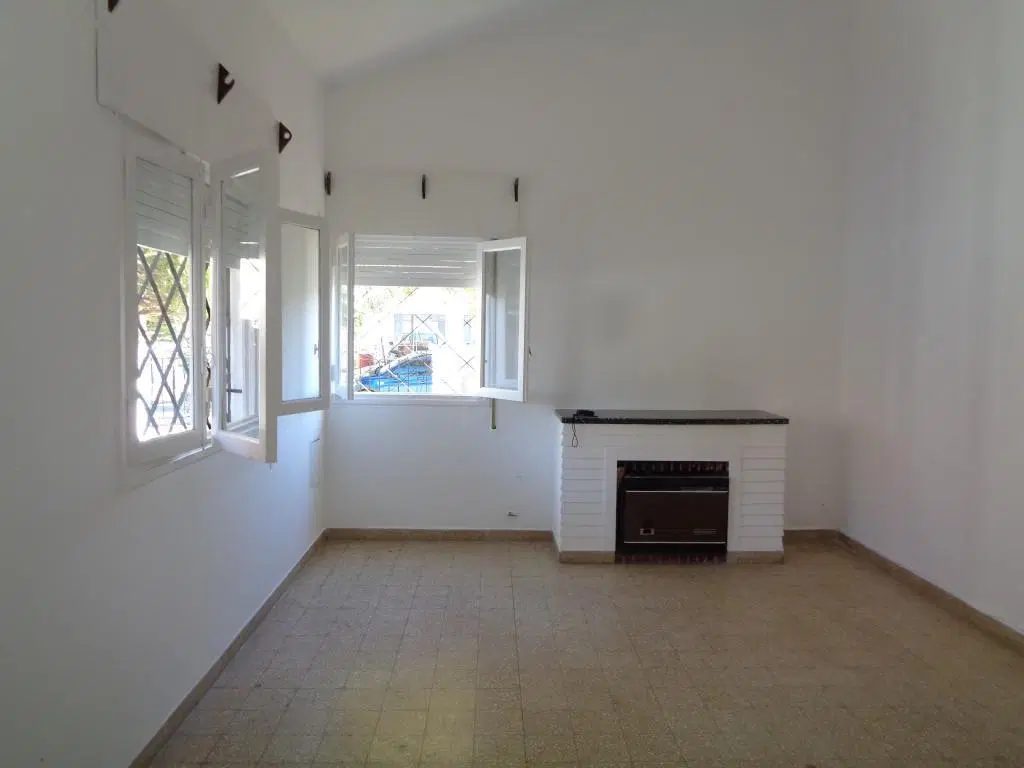 Barrio Villa Centenario - Casa de 2 Dormitorios, Amplia y Luminosa con Garaje Doble, Cocina Comedor, 3