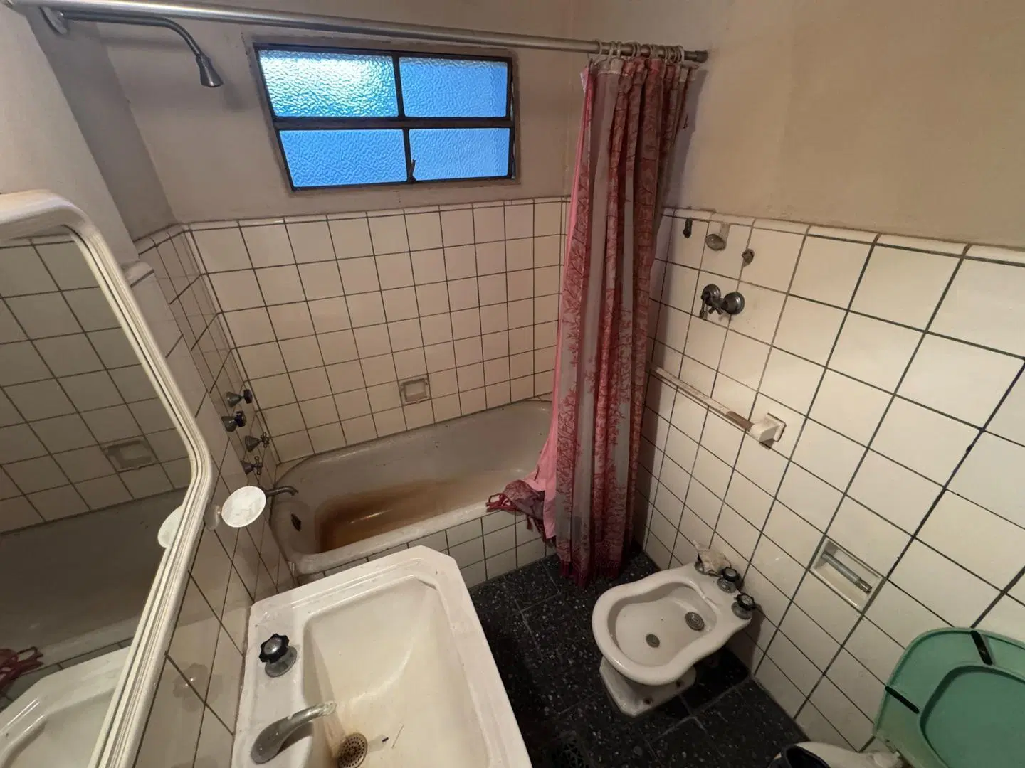 Galpón + casa en venta a 2 cuadras del Portal Shopping 2