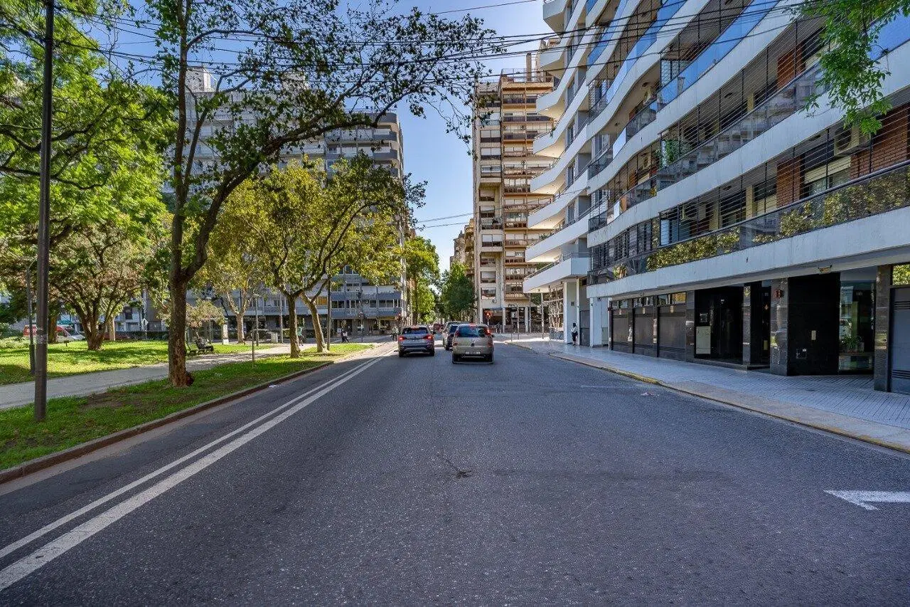 BUENOS AIRES Y PELLEGRINI FRENTE A PLAZA LOPEZ 3