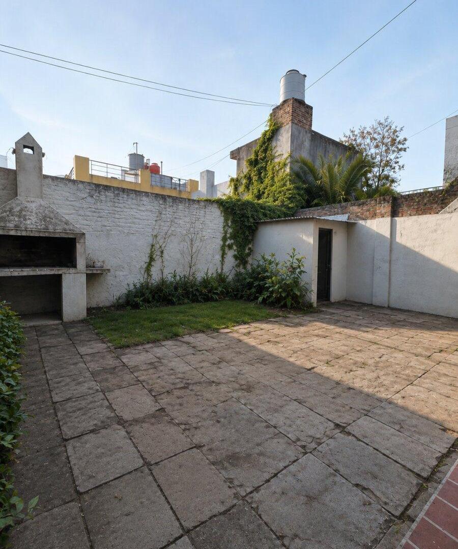 Foto de SAN MARTIN 3545 - CASA CON JARDIN Y COCHERA, imagen 1