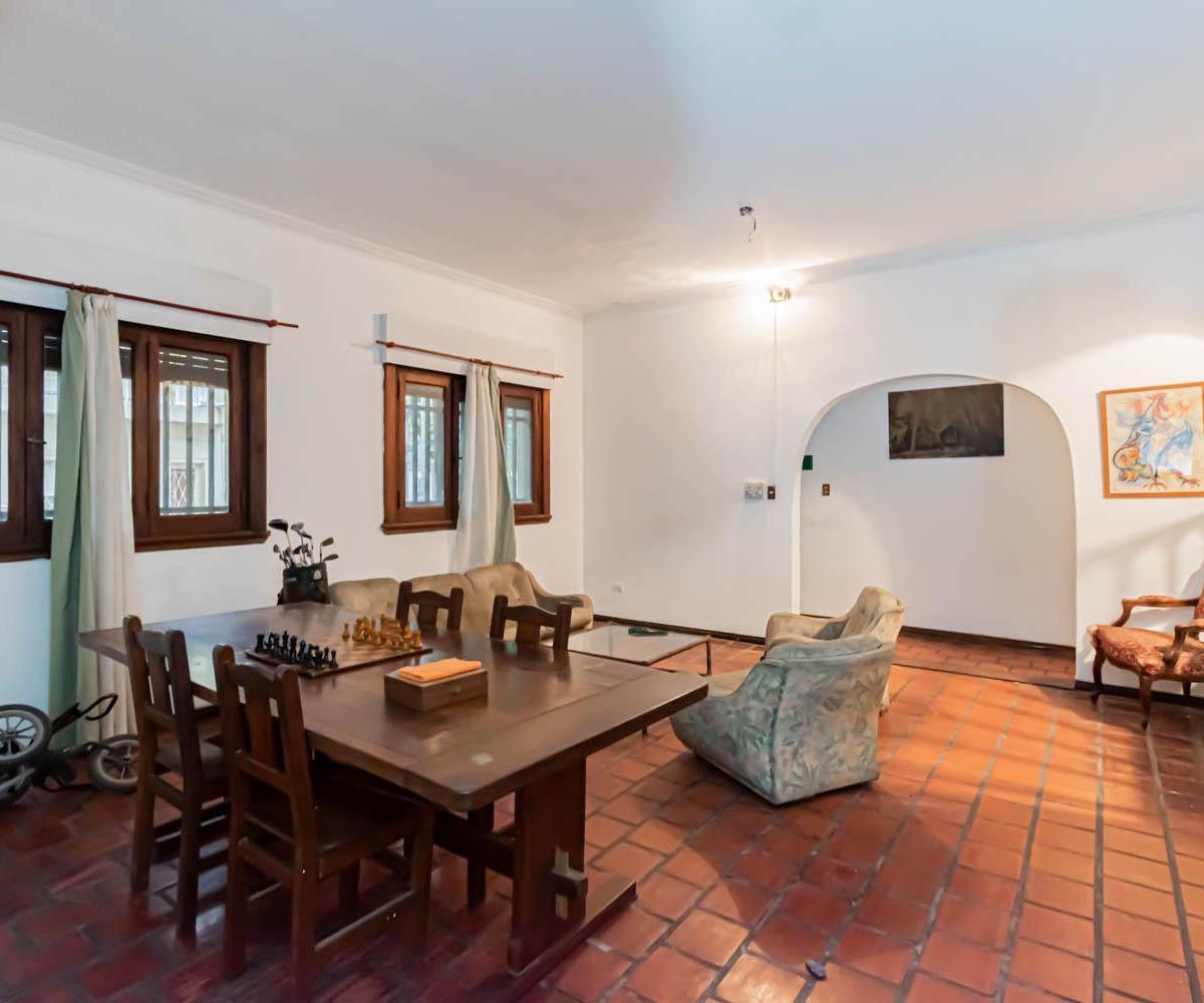 IMPONENTE CASA A METROS DE LA ESTACION - LOTE 10X30
