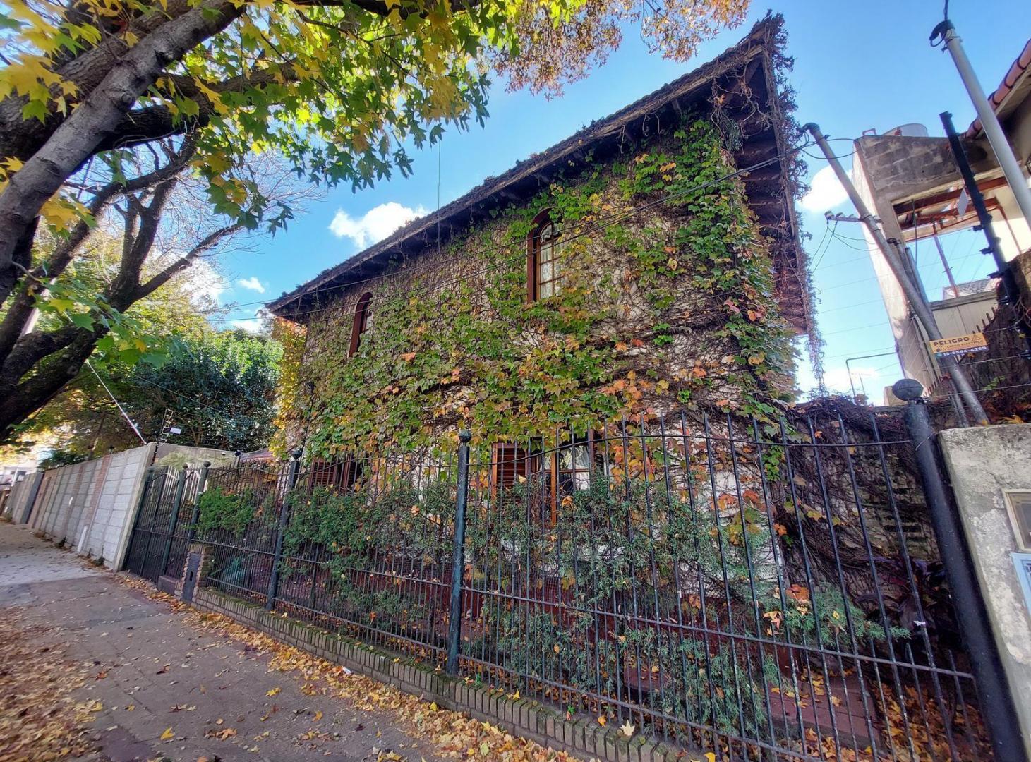 HERMOSO CHALET DE 3 AMB. EN BARRIO HOLTERS