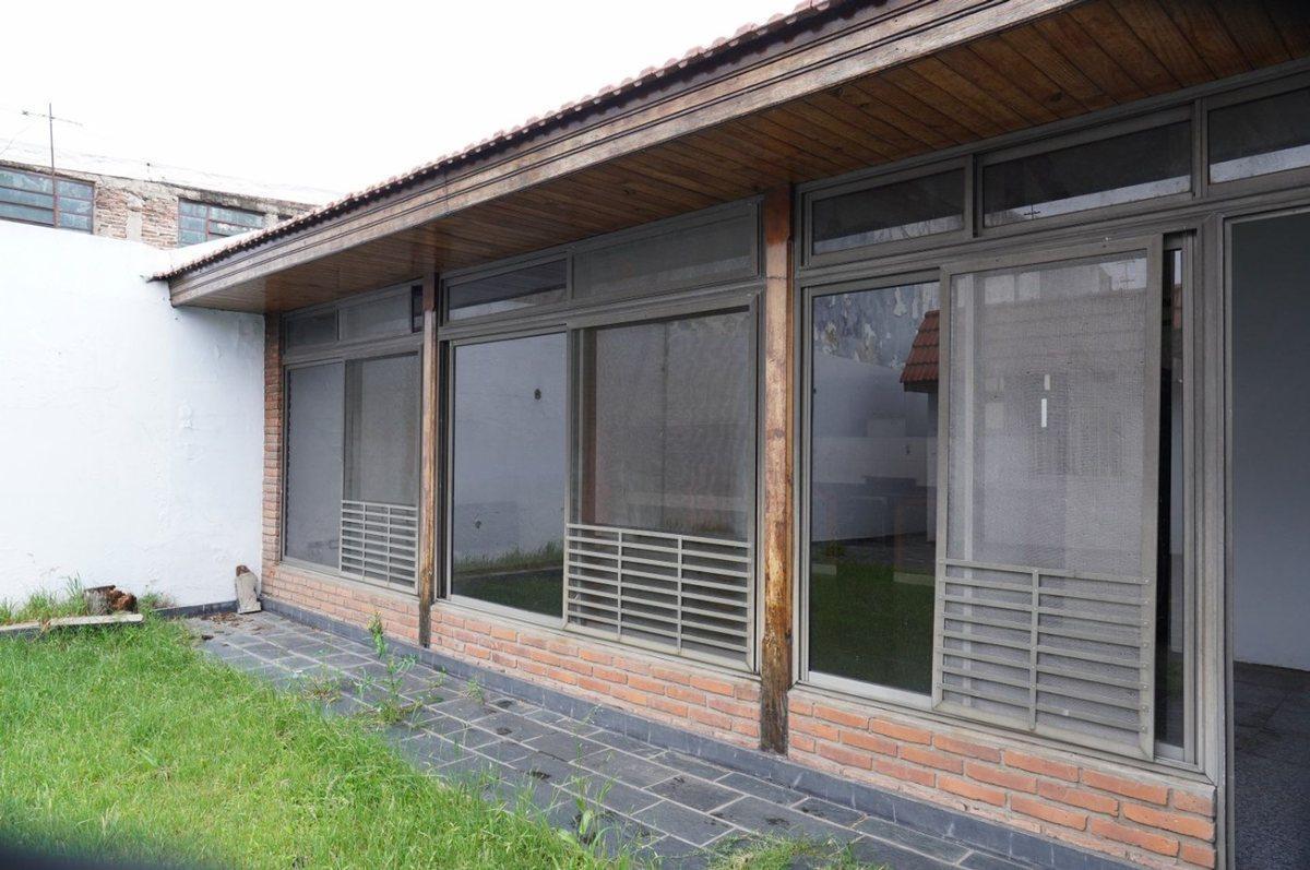 Venta Casa 4 Ambientes, Cocheras, Jardín y Quincho 1