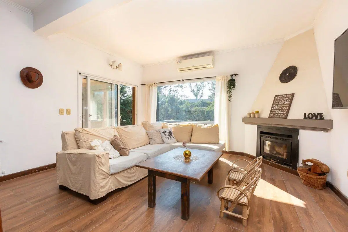 VENTA CASA 5 AMBIENTES EN BARRIO LA ARBOLEDA 2