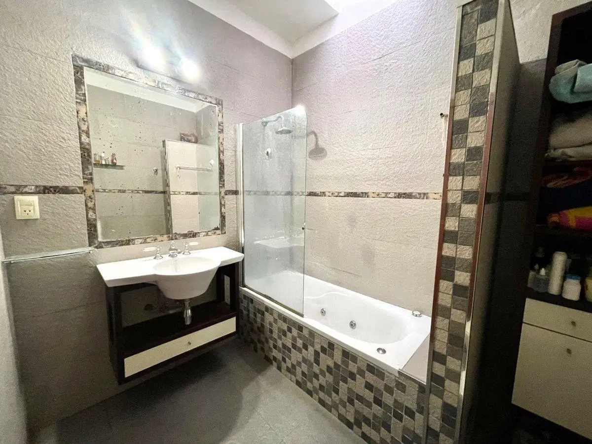 CASA EN VENTA VERSALLES 3 AMBIENTES COCHERA 2