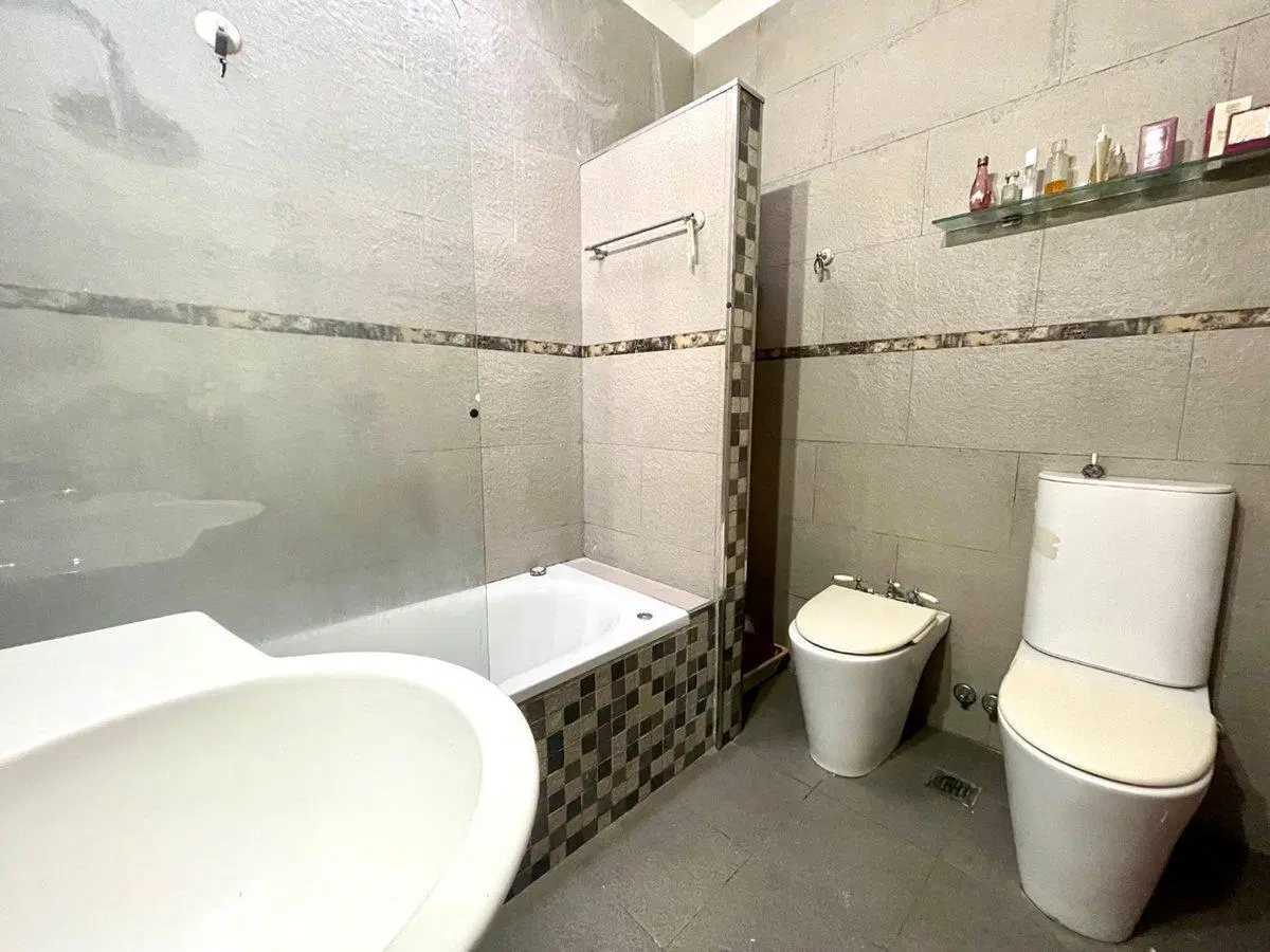 CASA EN VENTA VERSALLES 3 AMBIENTES COCHERA 4