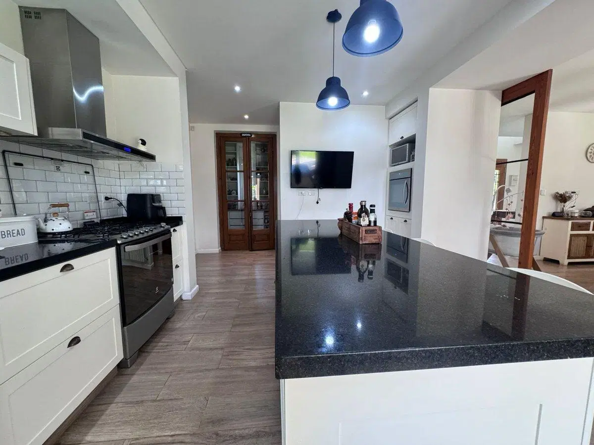 VENTA  CASA 5 AMBIENTES  LUJAN CON PILETA 8