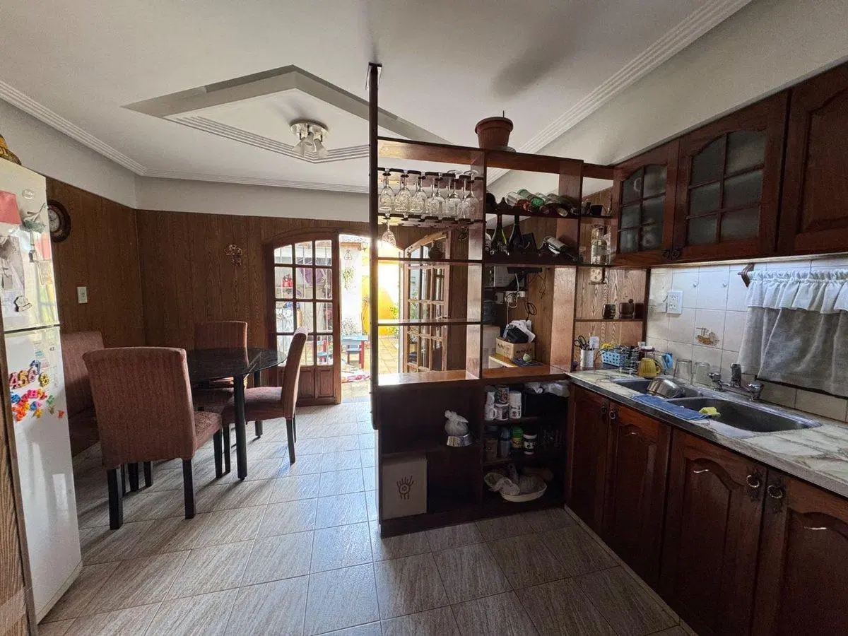 LUZURIAGA, CASA MULTIFAMILIAR EN VENTA 8 AMBIENTES 3