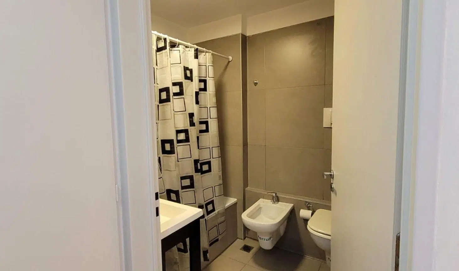 Alquiler monoambiente. Apto profesional. Urquiza R 4
