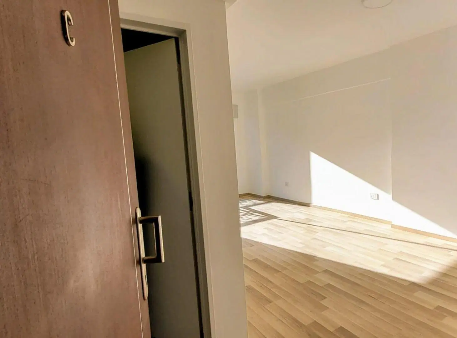 Alquiler monoambiente. Apto profesional. Urquiza R 2