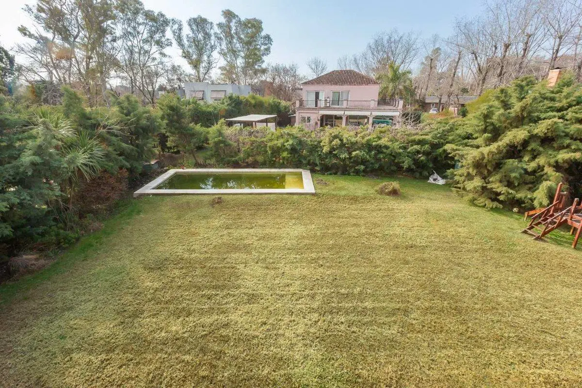 VENTA CASA 5 AMBIENTES EN BARRIO LA ARBOLEDA 2