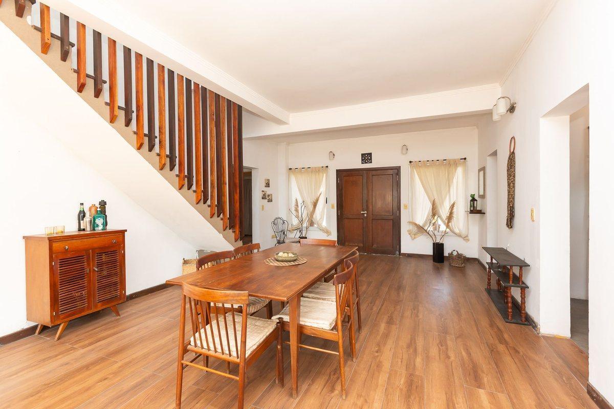 VENTA CASA 5 AMBIENTES EN BARRIO LA ARBOLEDA