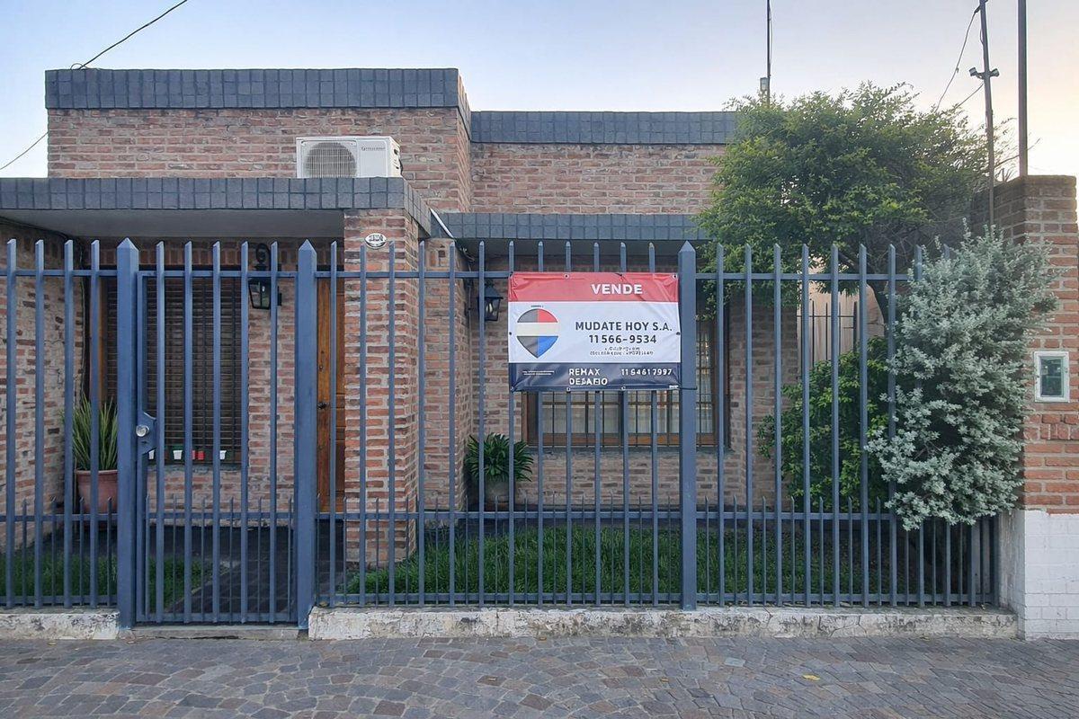 VENTA CASA 4 AMB MORENO CON CASA A REFACCIONAR