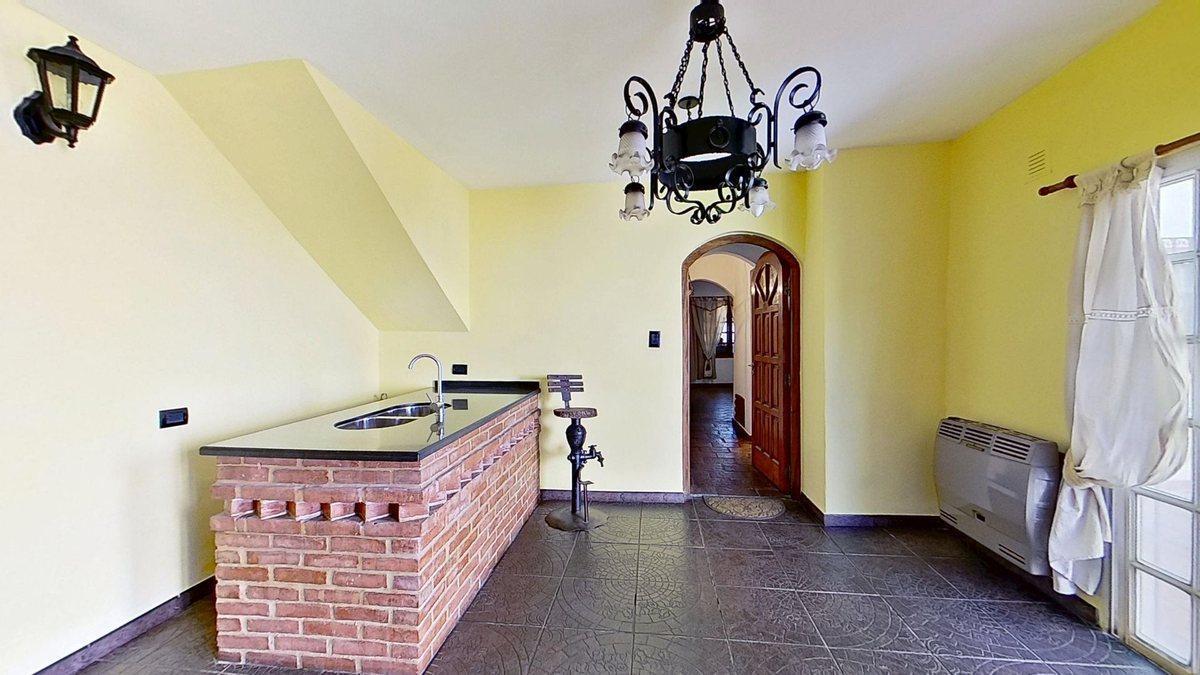 VENTA CHALET EN EZEIZA COCHERA PATIO PARRILLA