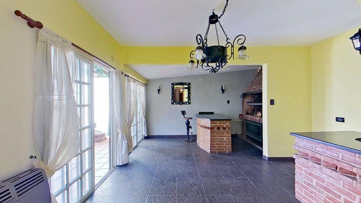VENTA CHALET EN EZEIZA COCHERA PATIO PARRILLA
