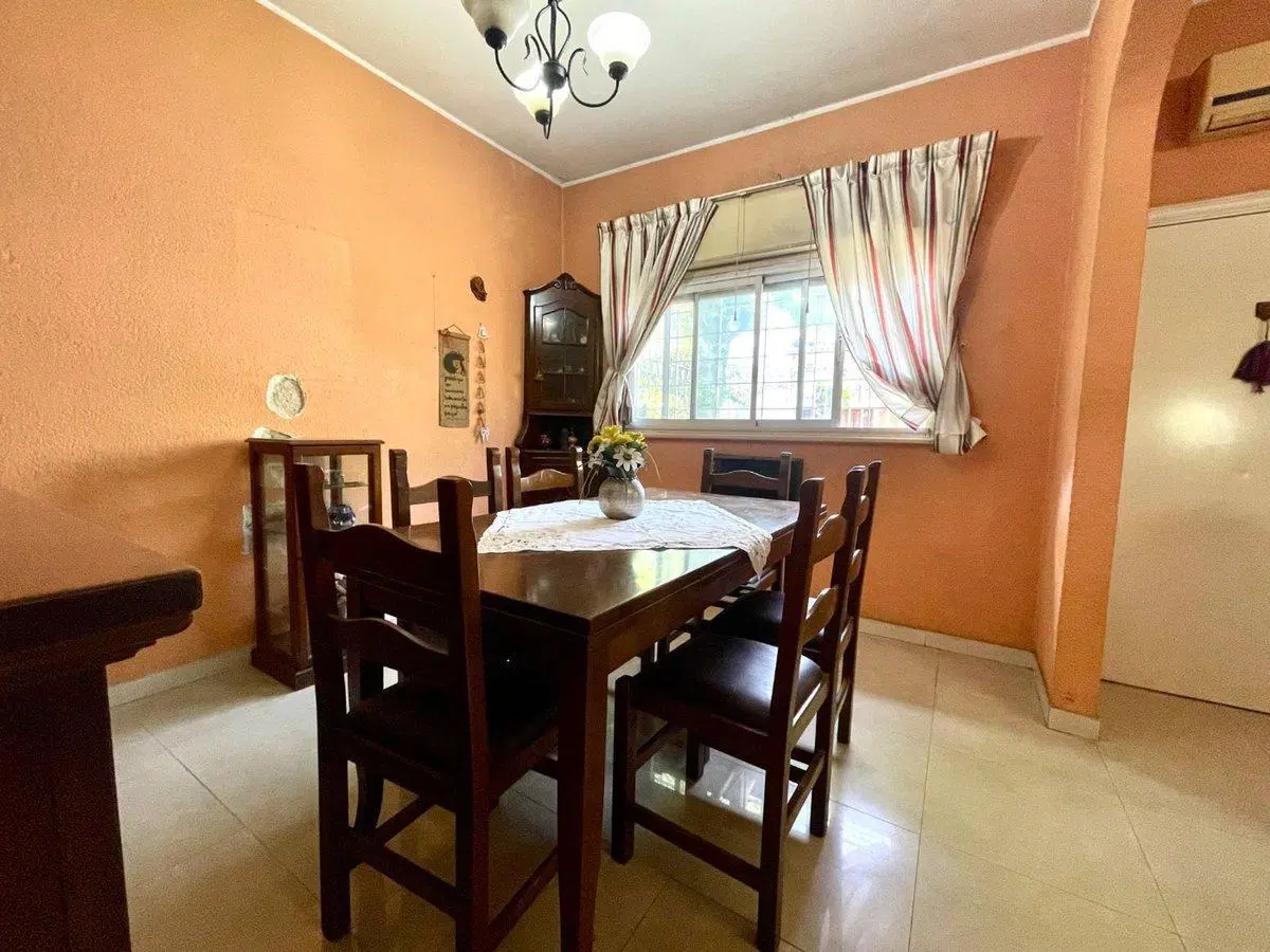 CASA EN VENTA VERSALLES 3 AMBIENTES COCHERA 4
