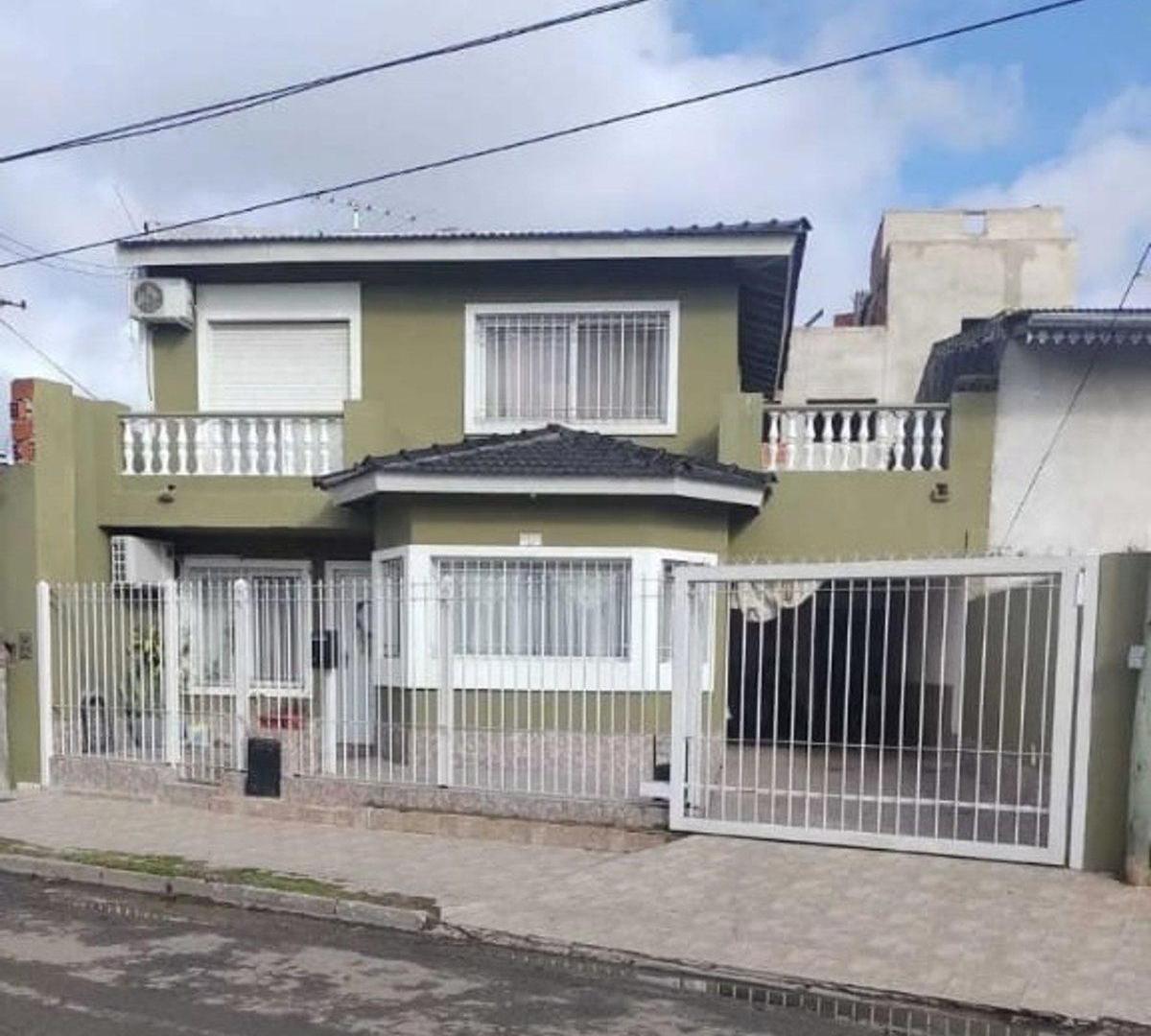 VENTA CASA EN PILAR CENTRO PARQUE Y PILETA