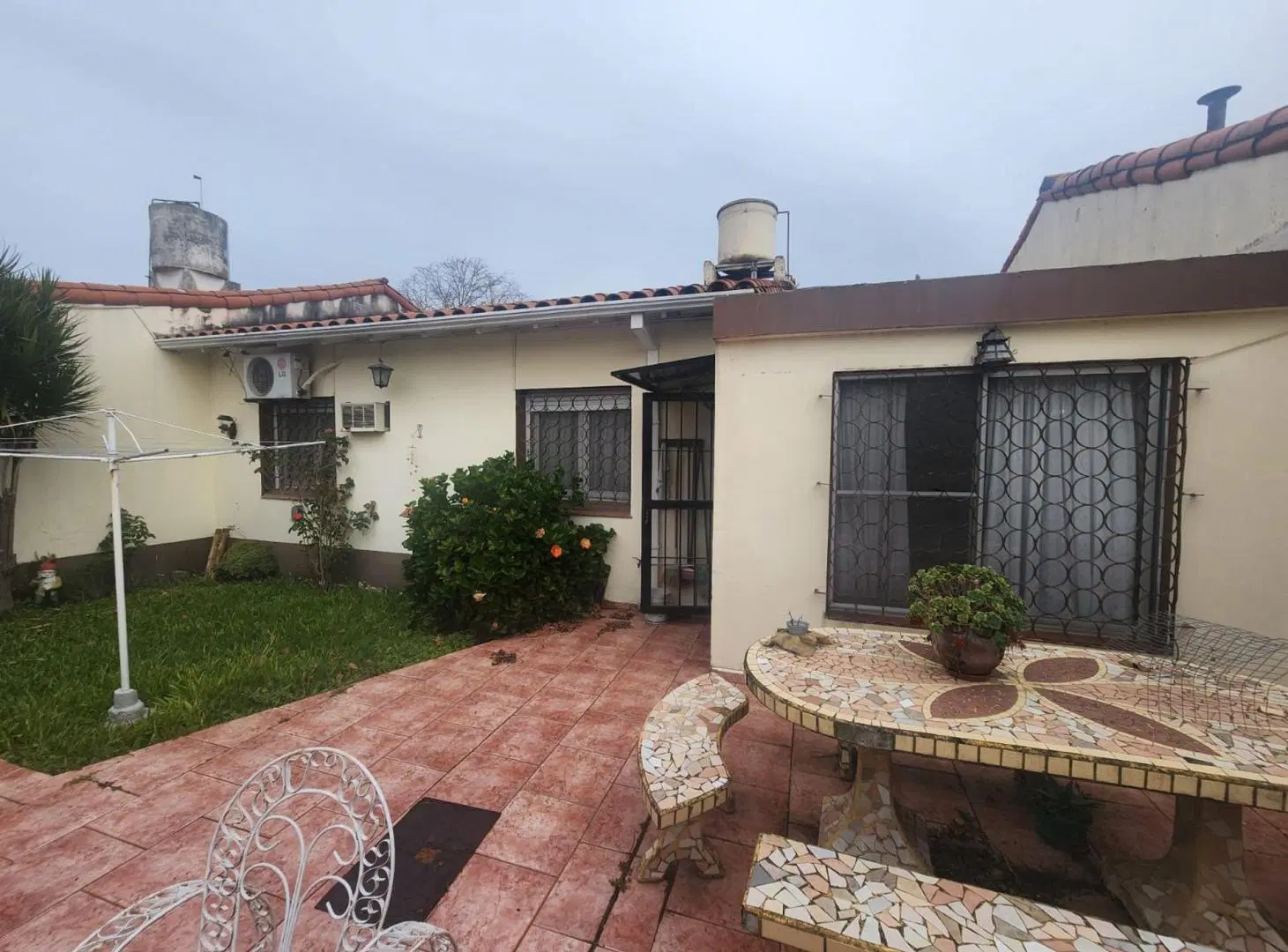 VENTA DE CASA 3 AMB. EN BANFIELD JARDIN COCHERA 4