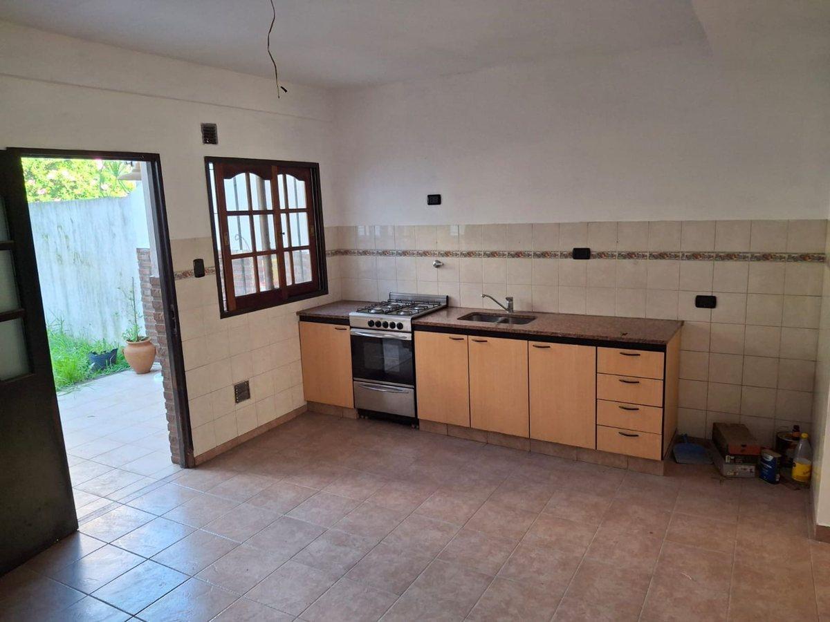 Foto de venta duplex 4 amb en Villa Luzuriaga con Cochera, imagen 1