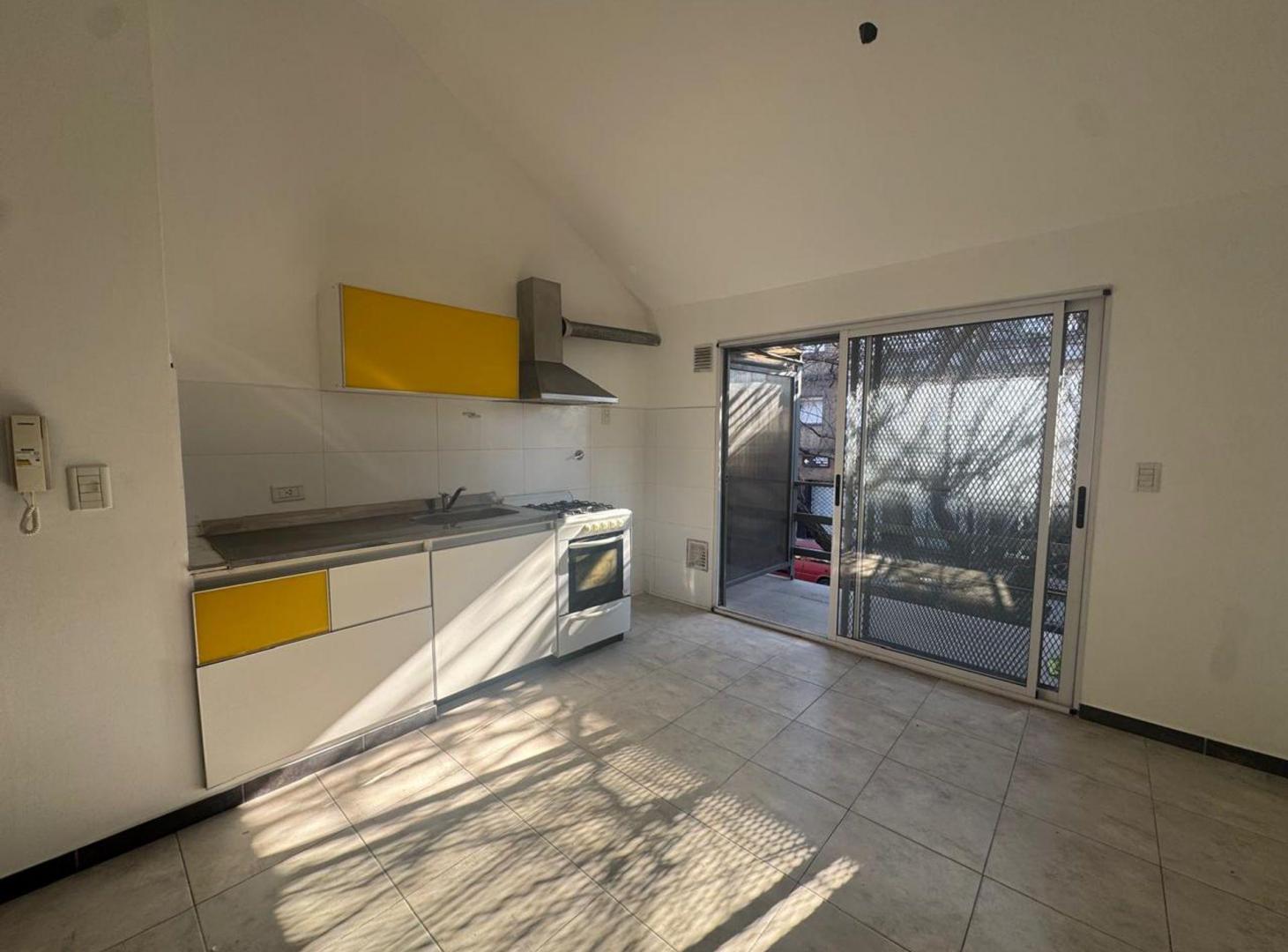 Foto de VENTA DEPTO 2 AMB EN VILLA GRAL MITRE CON BALCON, imagen 2
