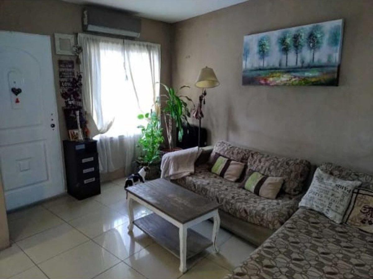 Foto de VENTA CASA EN PILAR CENTRO PARQUE Y PILETA, imagen 2