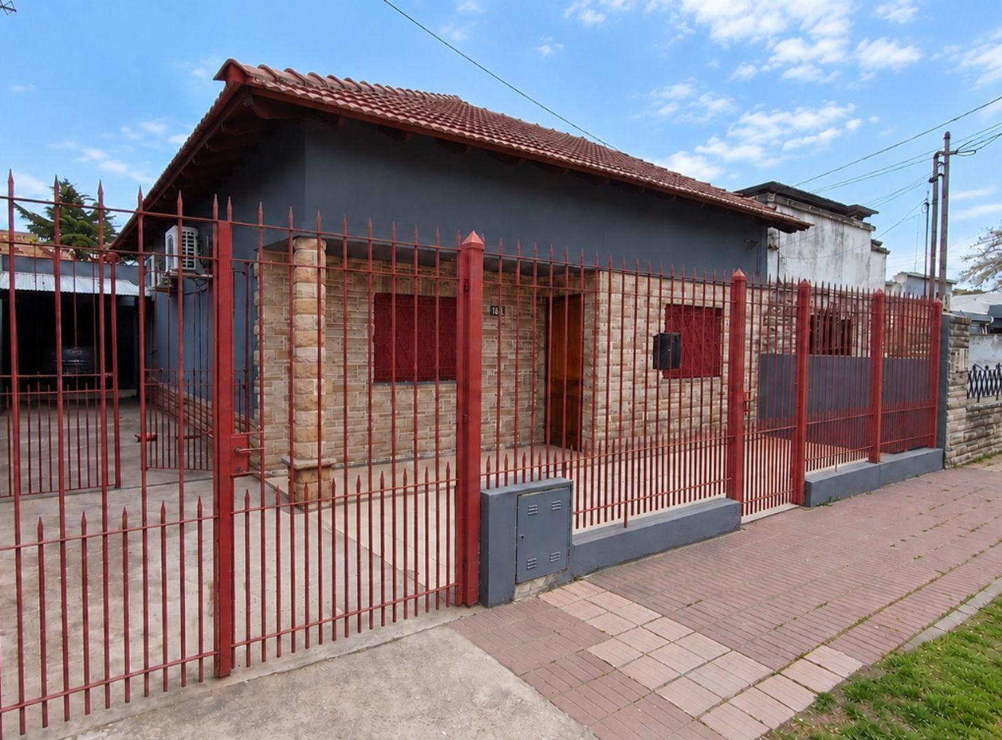 Foto de VENTA CASA LLAVALLOL 4 AMBIENTES COCHERA PATIO, imagen 2
