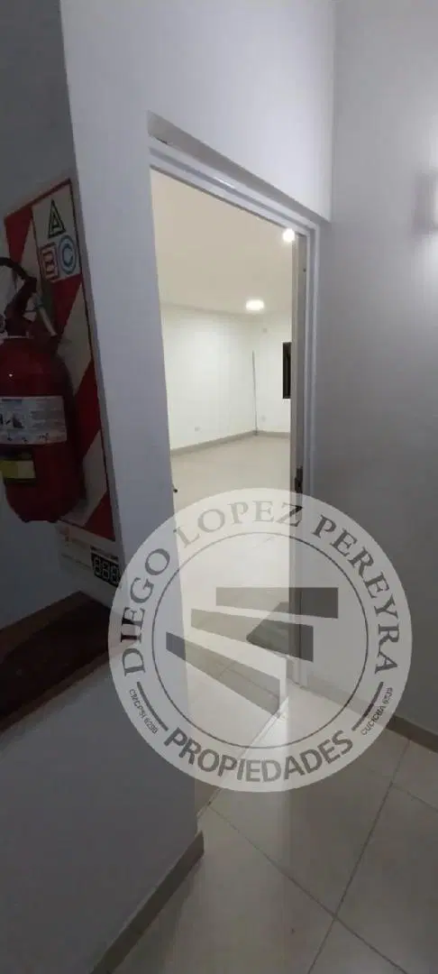 Amplia Oficina luminosa al contrafrente sin expensas 4