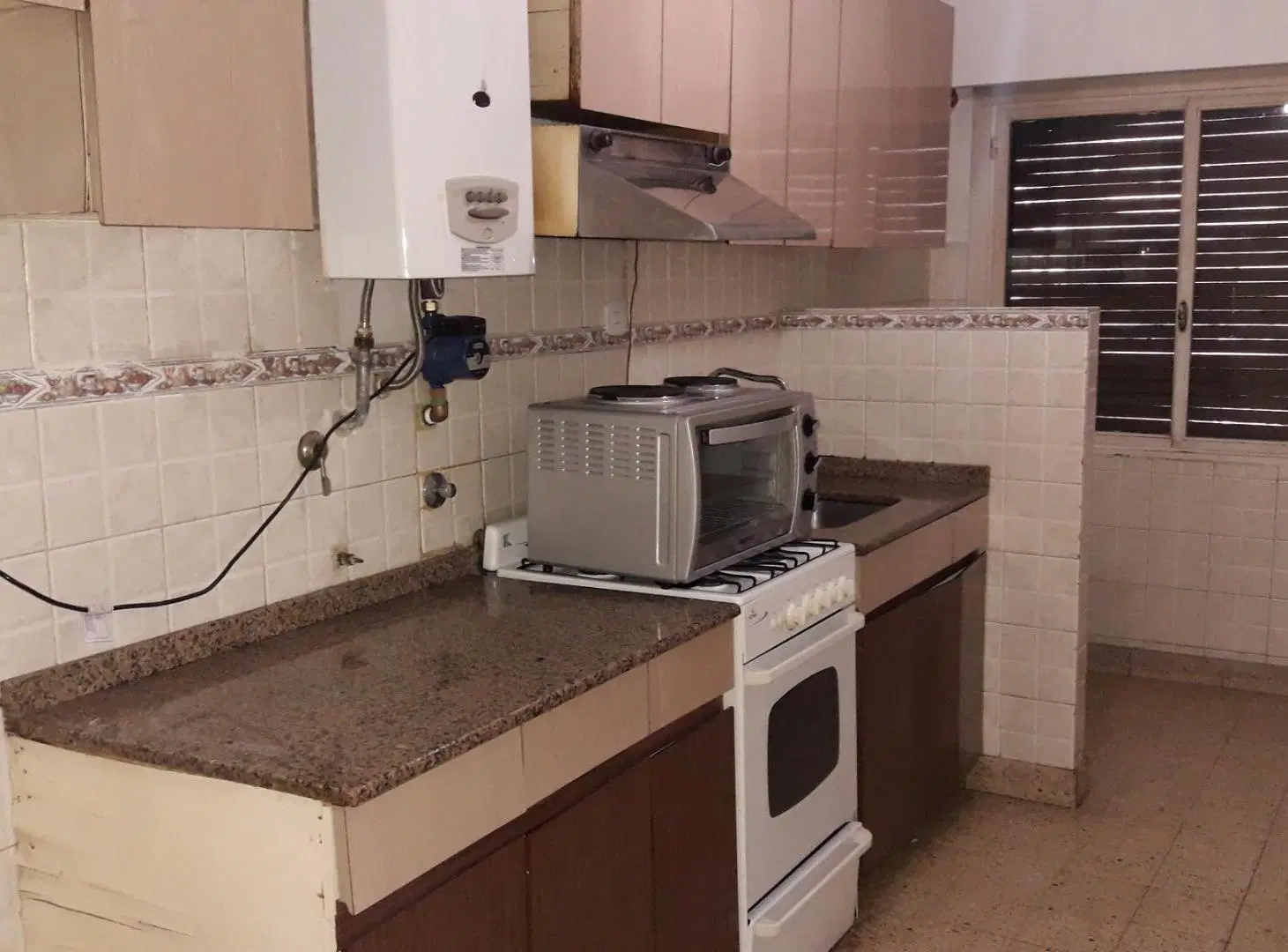 Muy buen departamento de tres ambientes al frente 2