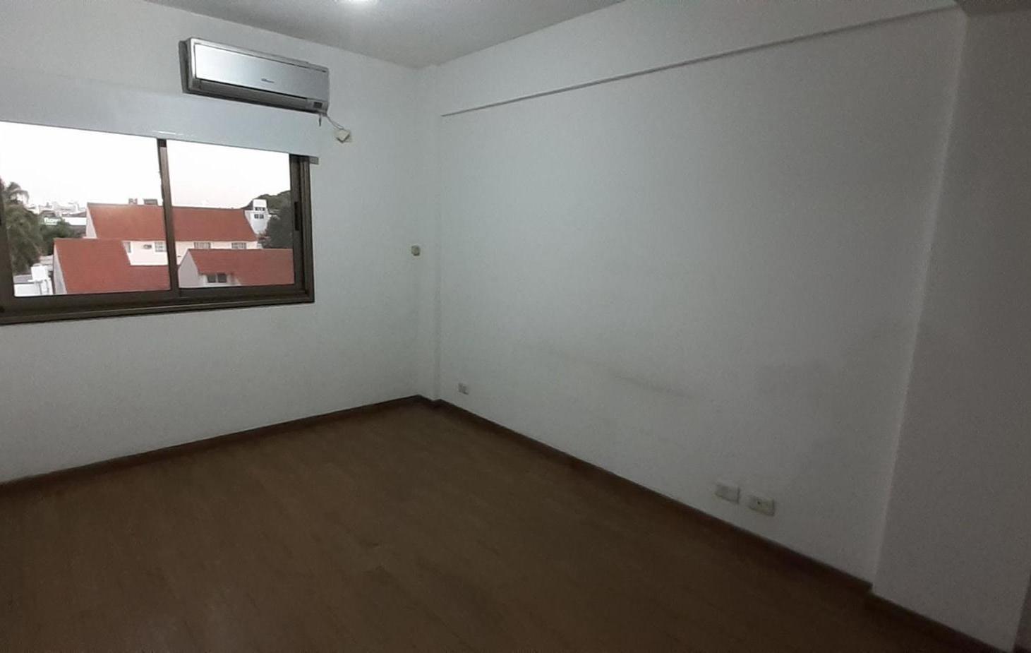 Foto de amplio depto de dos ambientes con balcón y vista abierta, imagen 4