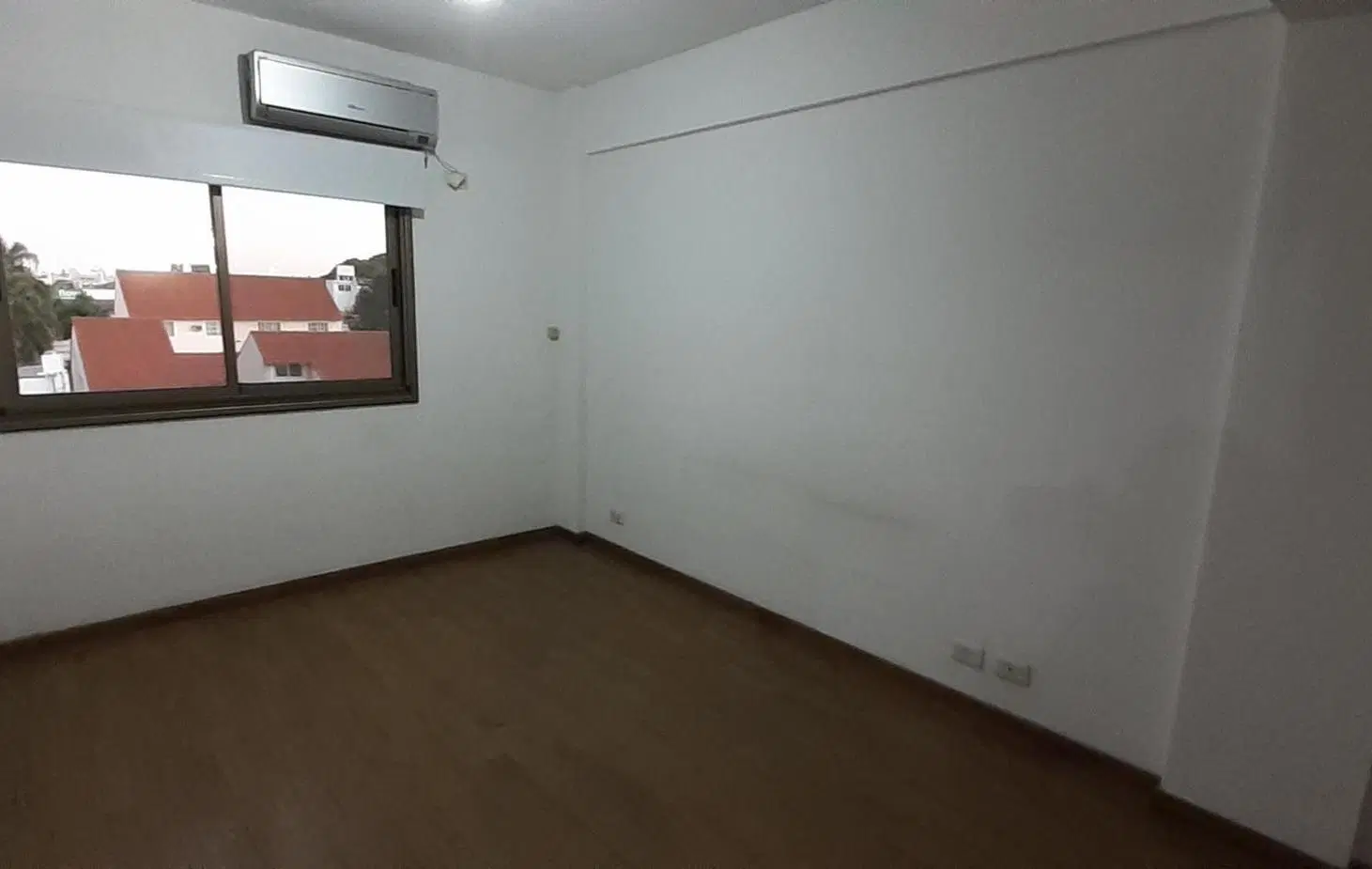 amplio depto de dos ambientes con balcón y vista abierta 4