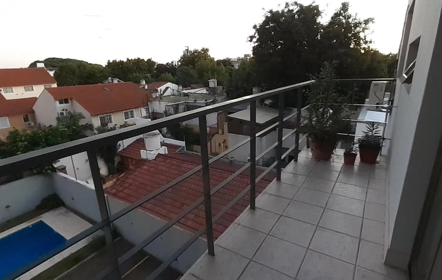 amplio depto de dos ambientes con balcón y vista abierta 3