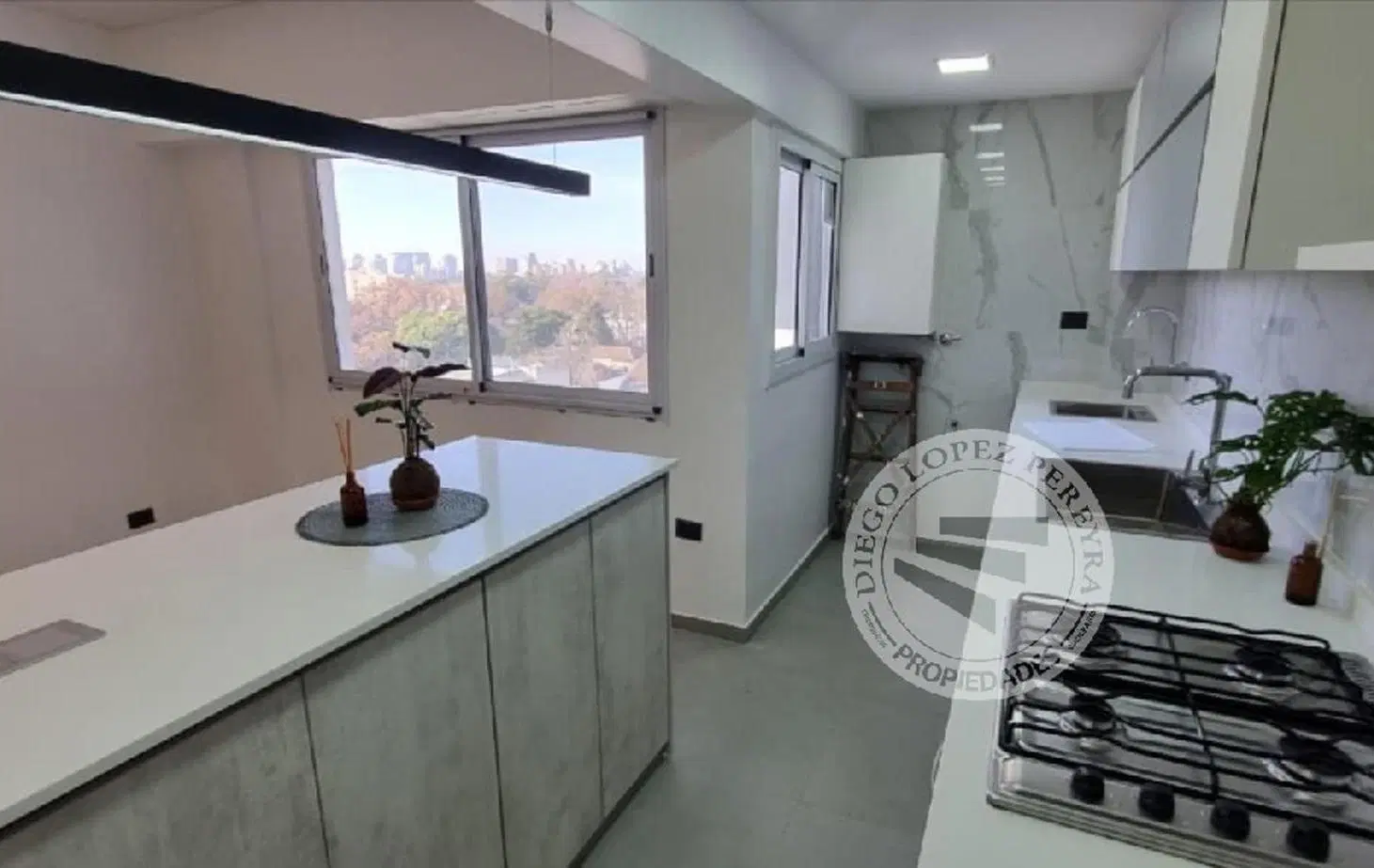 Excelente departamento de 3 amb. piso alto  en Olivos Centro 3