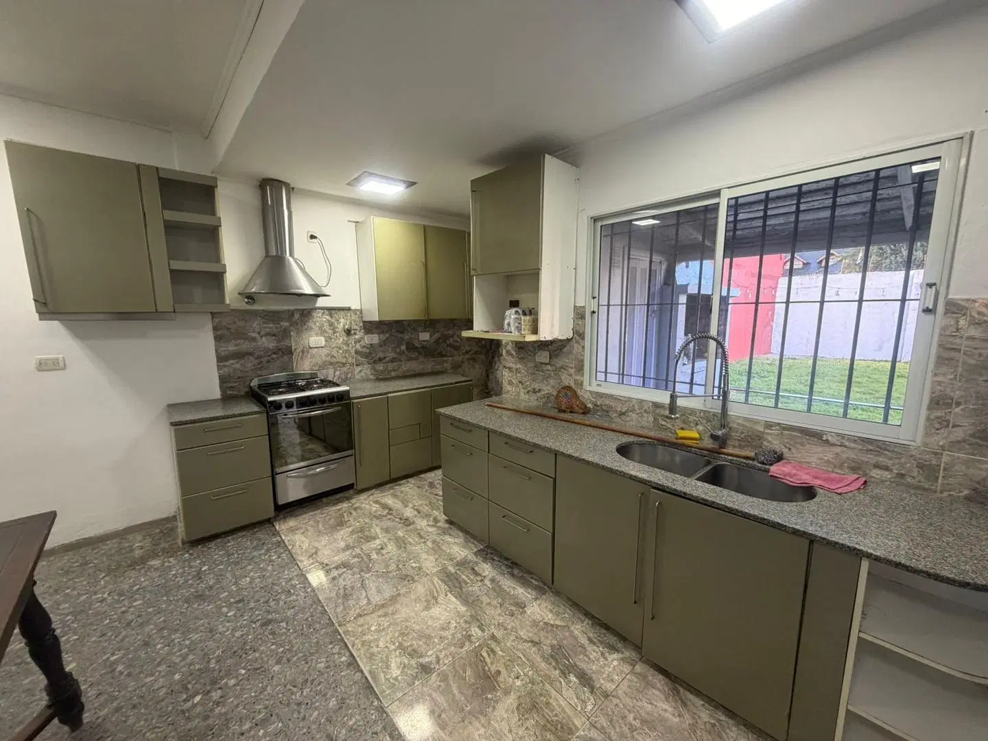 Casa 3 ambientes con Jardin en Carapachay 2
