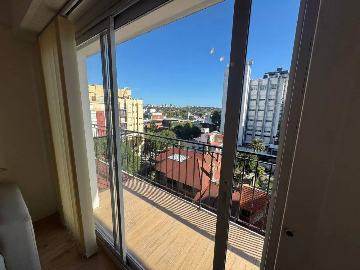 1 AMBIENTE AL FRENTE CON BALCON - ZONA GUEMES 5